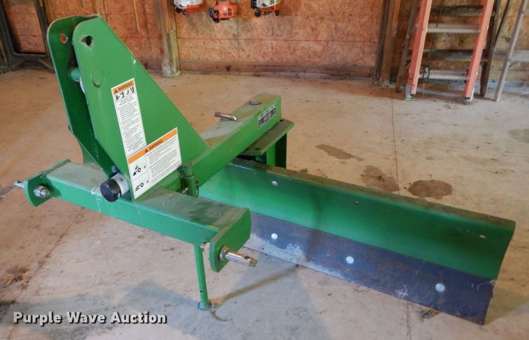 image for item GV9205 2005 John Deere 3320  MFWD tractor