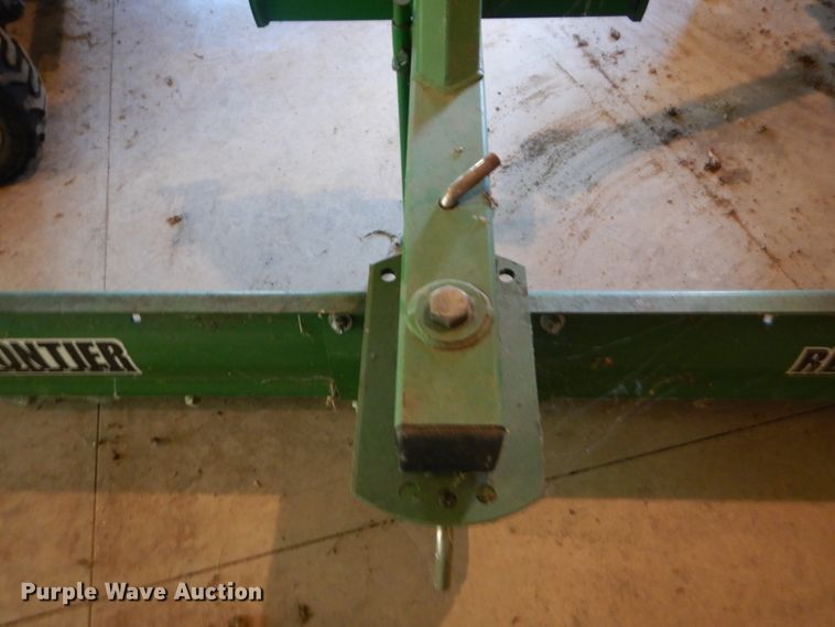 image for item GV9205 2005 John Deere 3320  MFWD tractor