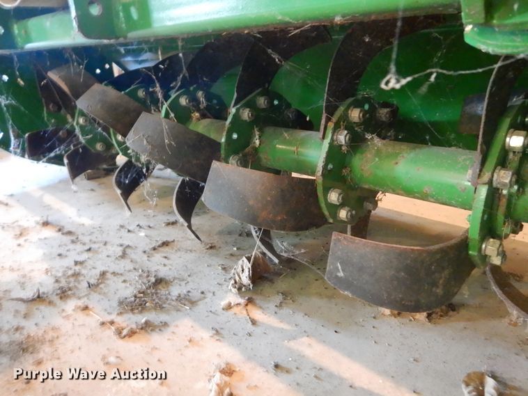 image for item GV9205 2005 John Deere 3320  MFWD tractor