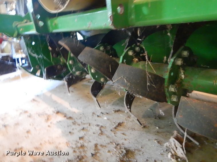 image for item GV9205 2005 John Deere 3320  MFWD tractor