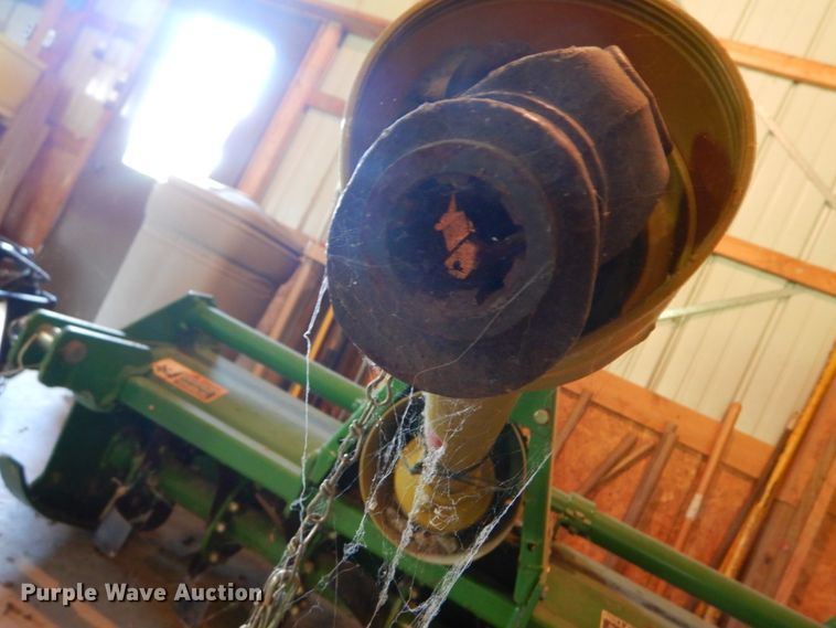 image for item GV9205 2005 John Deere 3320  MFWD tractor