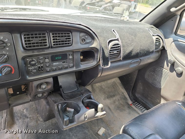 image for item GY9504 2002 Dodge Ram 3500  box truck