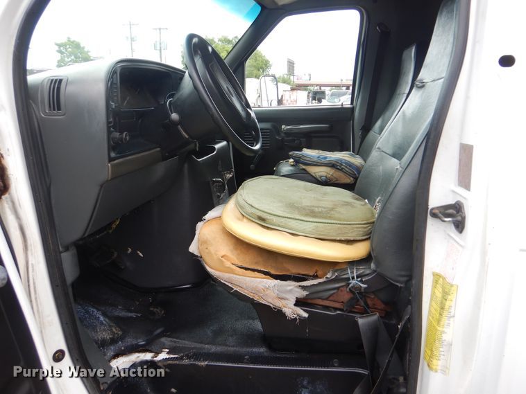 image for item HJ9804 1995 Ford E350 Super Duty  delivery van