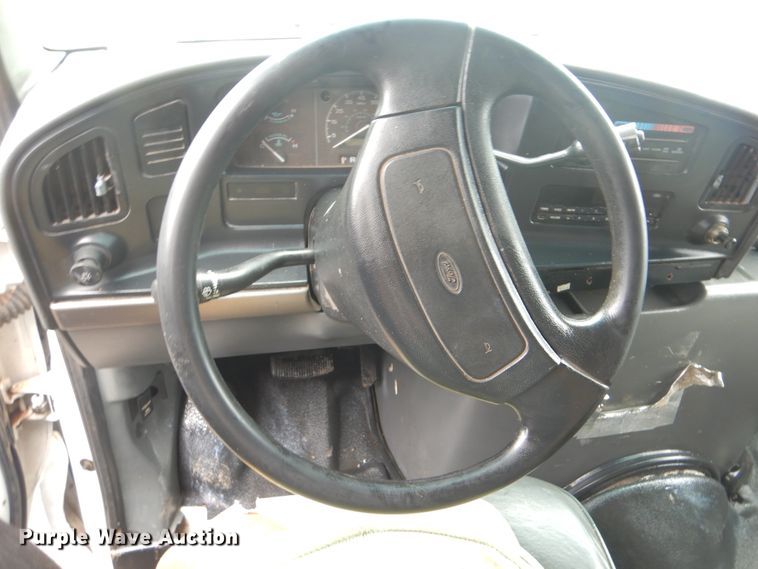 image for item HJ9804 1995 Ford E350 Super Duty  delivery van
