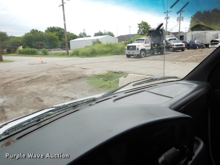 image for item HJ9804 1995 Ford E350 Super Duty  delivery van