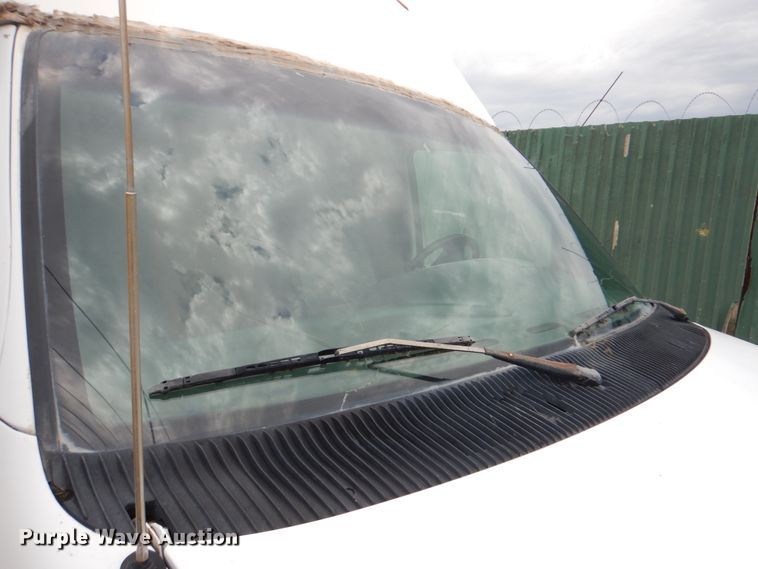 image for item HJ9804 1995 Ford E350 Super Duty  delivery van