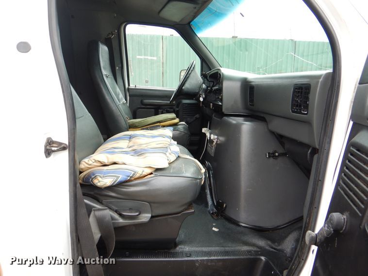 image for item HJ9804 1995 Ford E350 Super Duty  delivery van