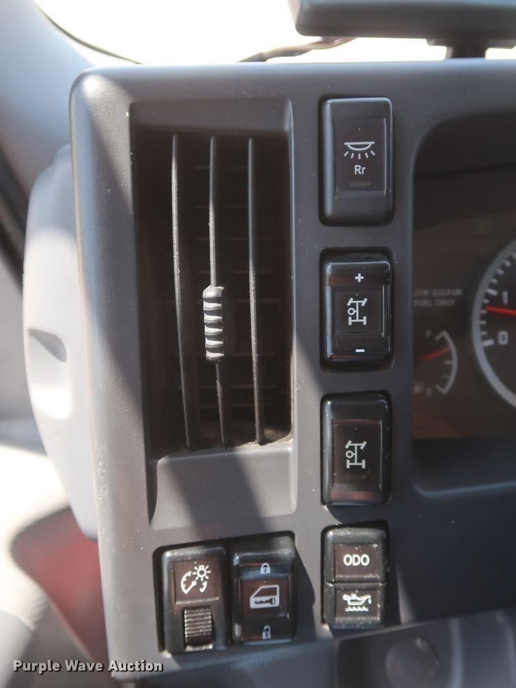 image for item HT9674 2013 Isuzu NPR  refrigerated truck