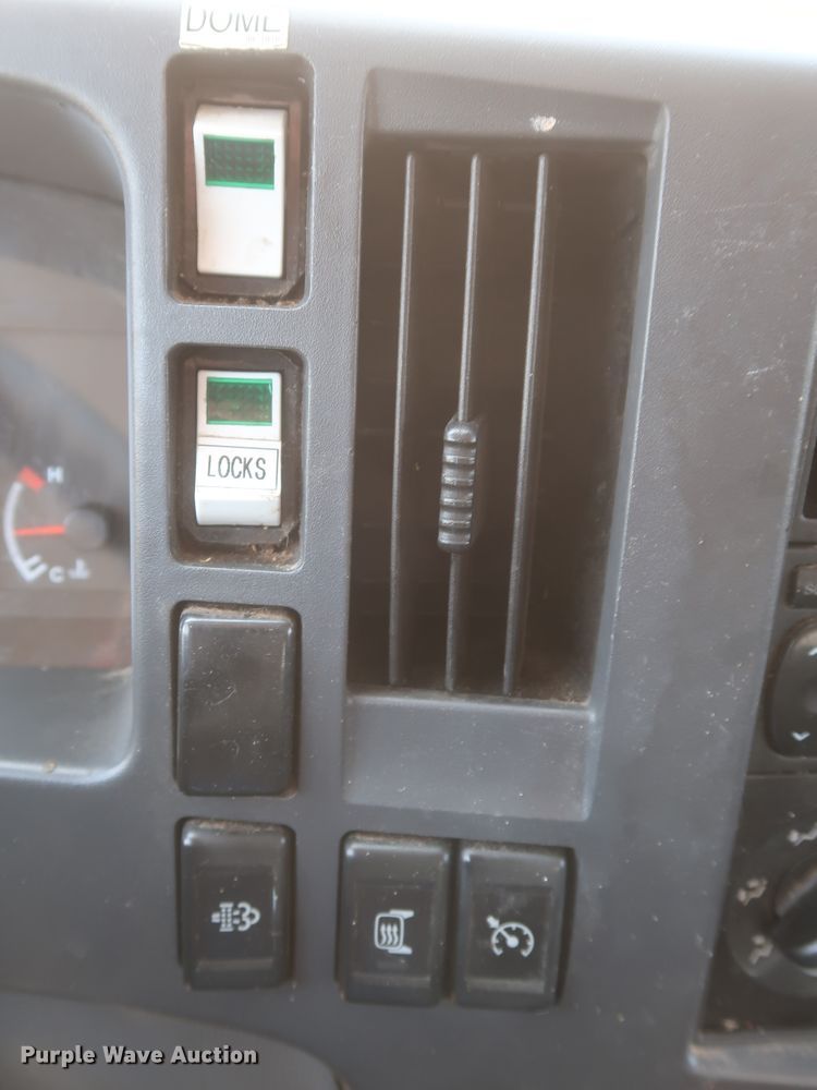 image for item HT9674 2013 Isuzu NPR  refrigerated truck