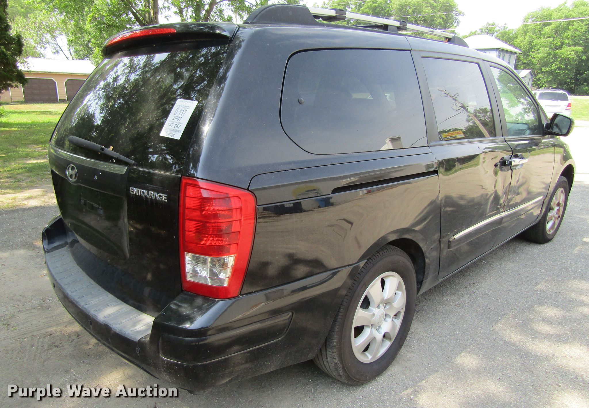 2007 Hyundai Entourage van in Waterloo, IA | Item GQ9037 sold | Purple Wave