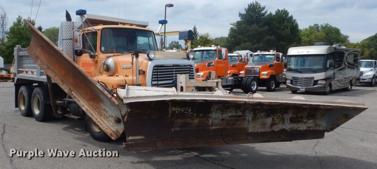 image for item DA8402 1991 Ford L9000  dump truck