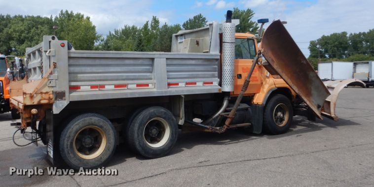 image for item DA8402 1991 Ford L9000  dump truck