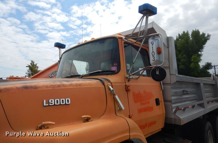 image for item DA8402 1991 Ford L9000  dump truck
