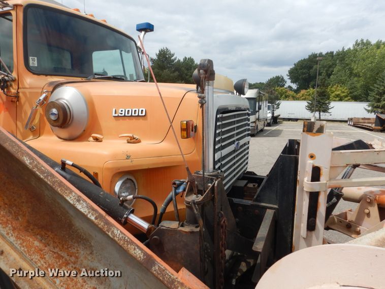 image for item DA8402 1991 Ford L9000  dump truck