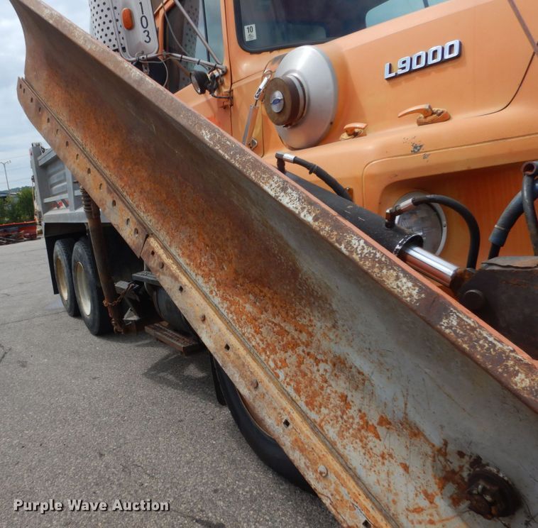 image for item DA8402 1991 Ford L9000  dump truck