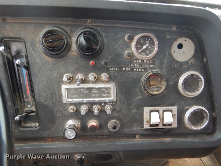 image for item DA8402 1991 Ford L9000  dump truck