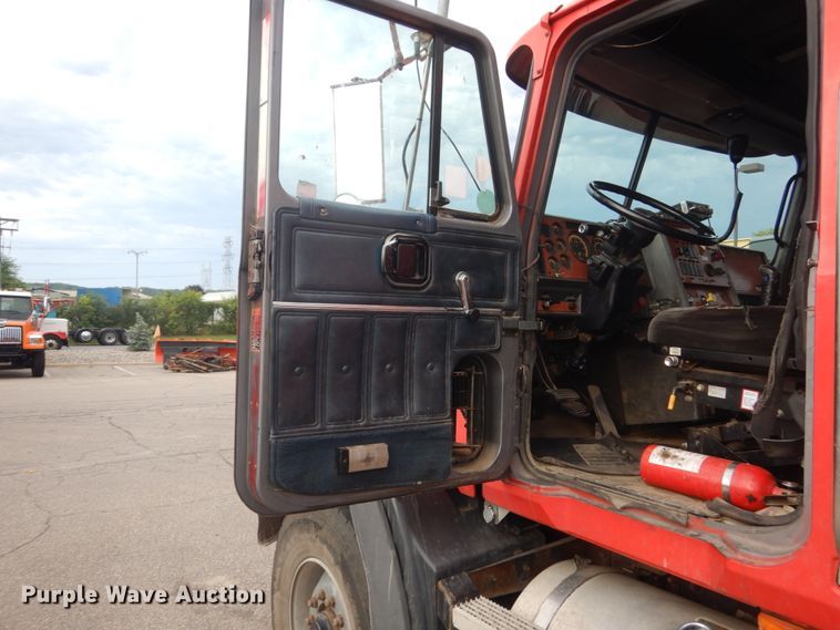 image for item DA8407 1994 Mack CL  dump truck