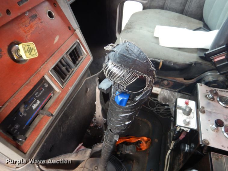 image for item DA8407 1994 Mack CL  dump truck