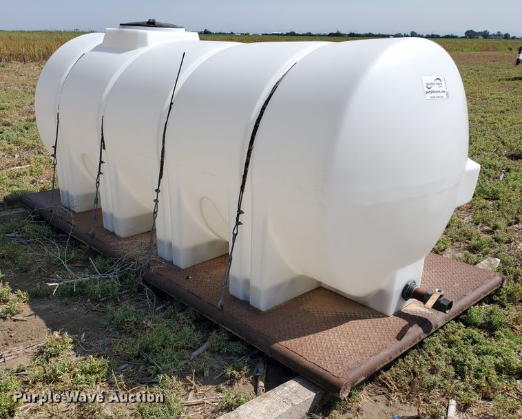 image for item DD0380 1,000 gallon poly tank