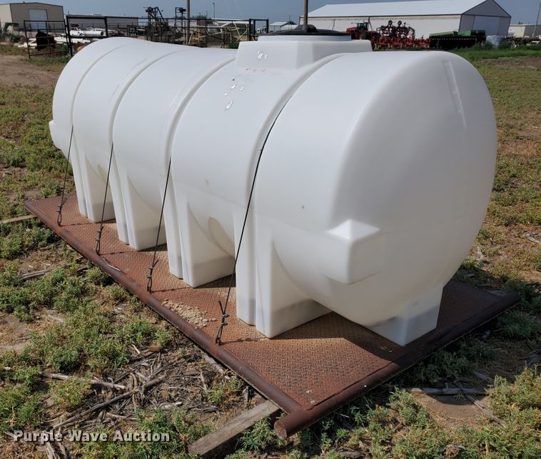 image for item DD0380 1,000 gallon poly tank