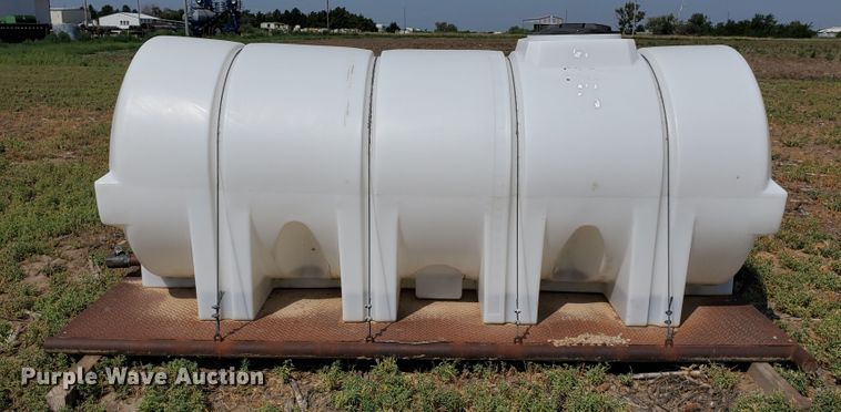 image for item DD0380 1,000 gallon poly tank