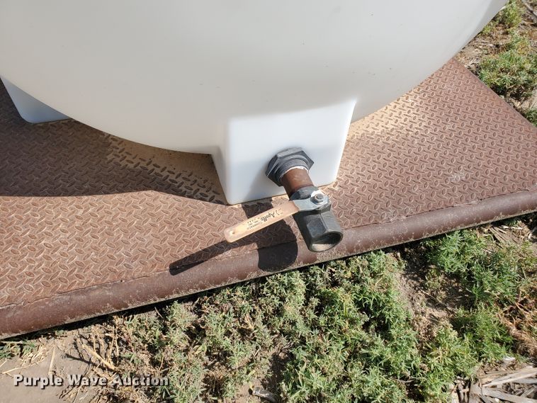 image for item DD0380 1,000 gallon poly tank