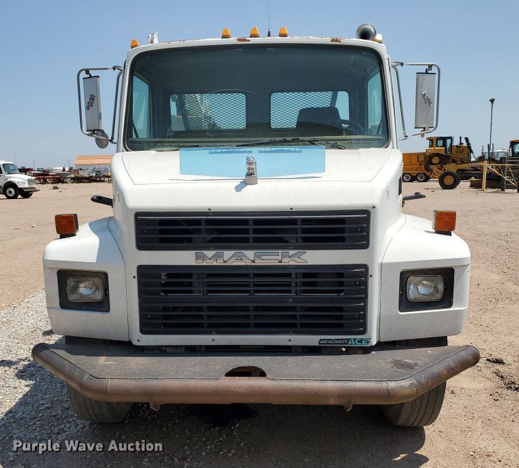 image for item DD0381 2001 Mack CS  service truck with crane