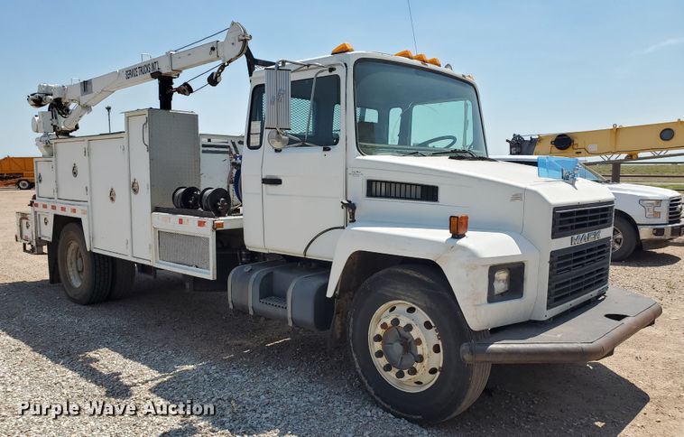 image for item DD0381 2001 Mack CS  service truck with crane