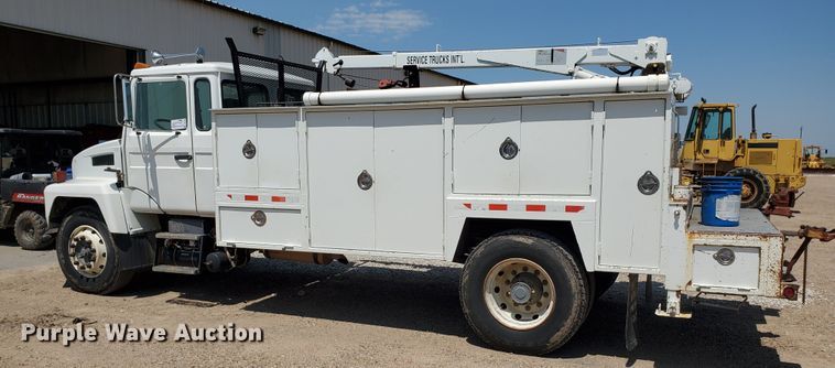 image for item DD0381 2001 Mack CS  service truck with crane