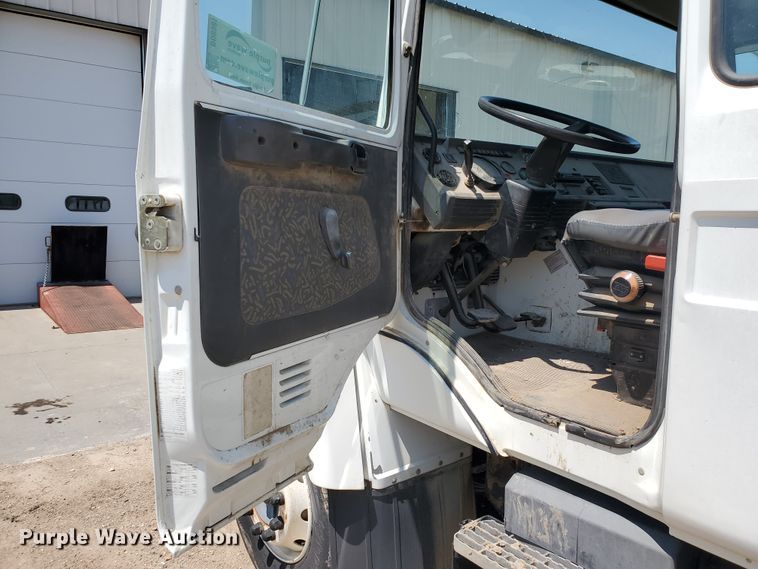 image for item DD0381 2001 Mack CS  service truck with crane