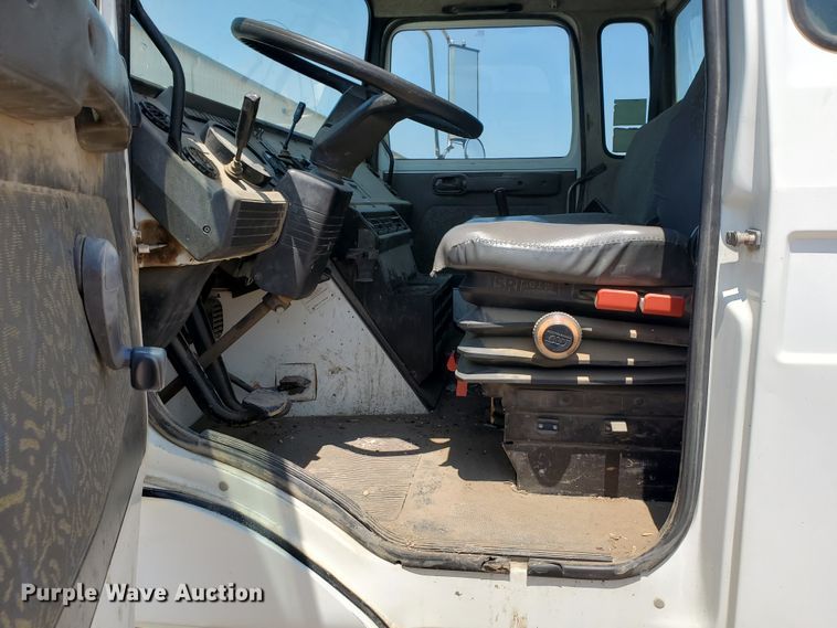 image for item DD0381 2001 Mack CS  service truck with crane