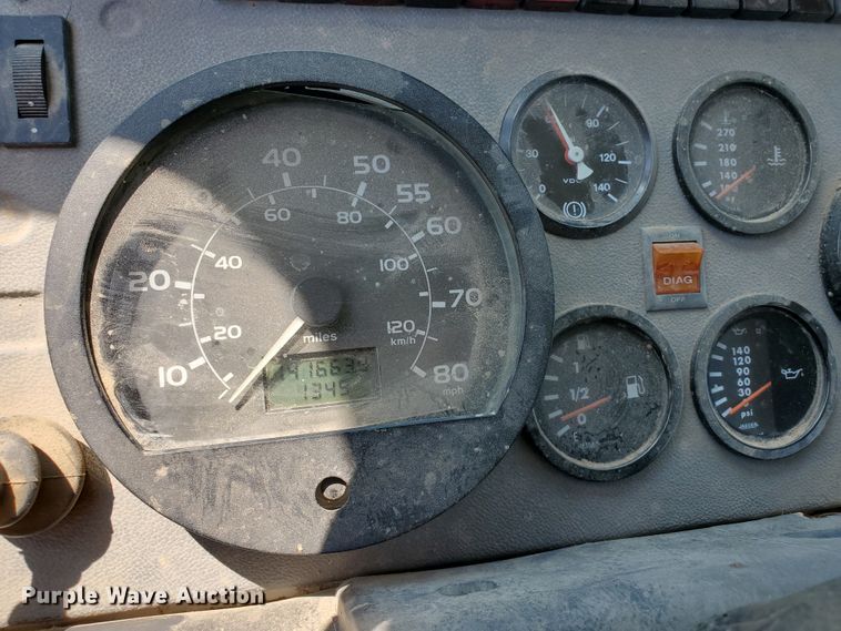 image for item DD0381 2001 Mack CS  service truck with crane