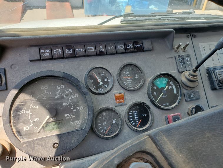 image for item DD0381 2001 Mack CS  service truck with crane