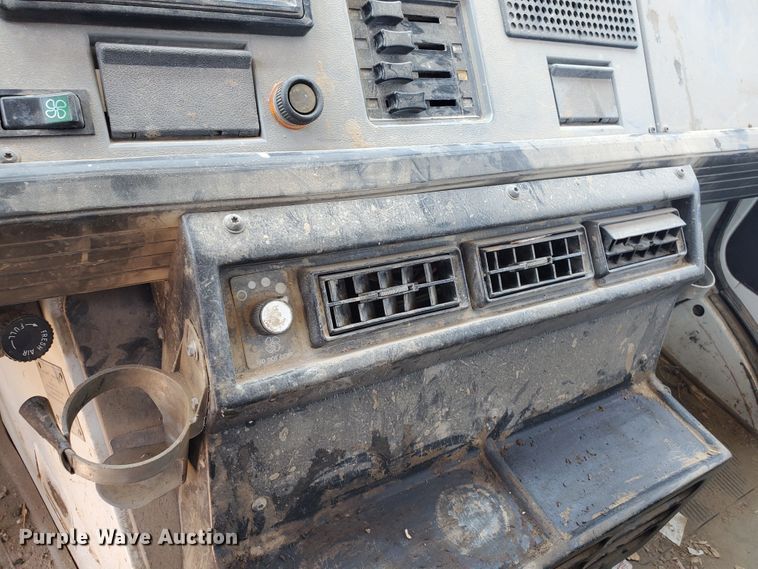 image for item DD0381 2001 Mack CS  service truck with crane