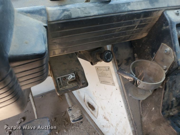 image for item DD0381 2001 Mack CS  service truck with crane