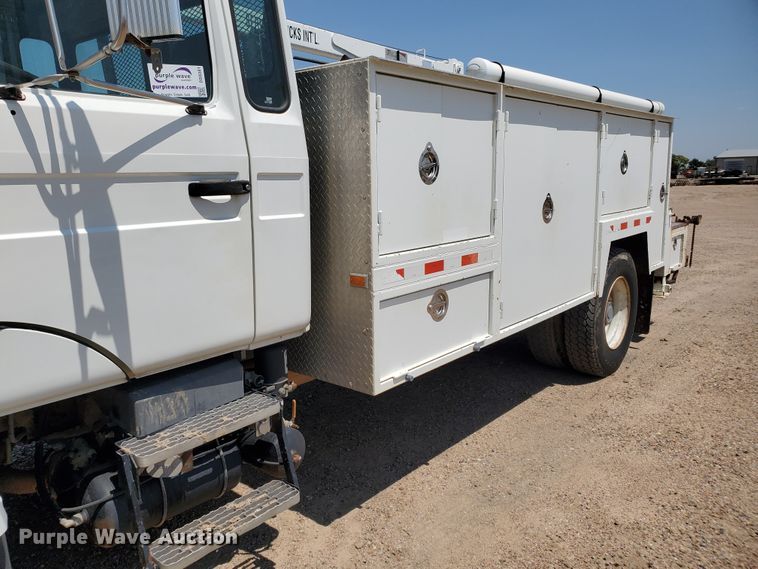 image for item DD0381 2001 Mack CS  service truck with crane