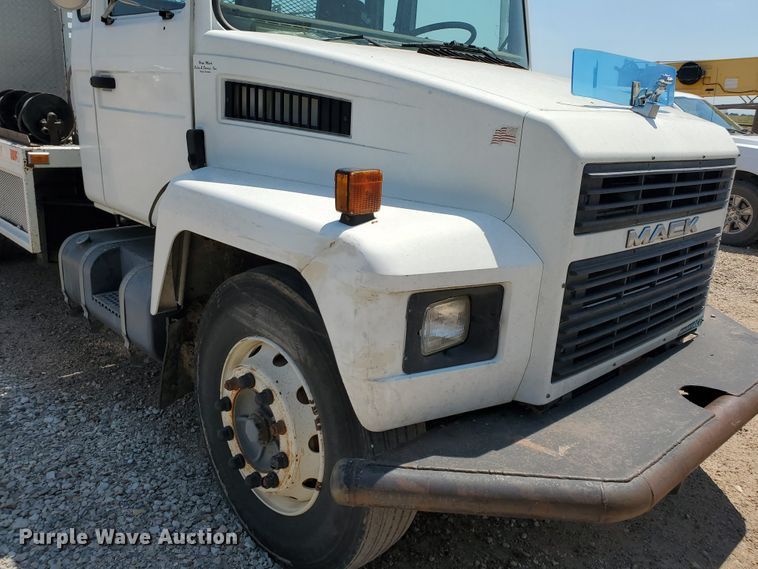 image for item DD0381 2001 Mack CS  service truck with crane