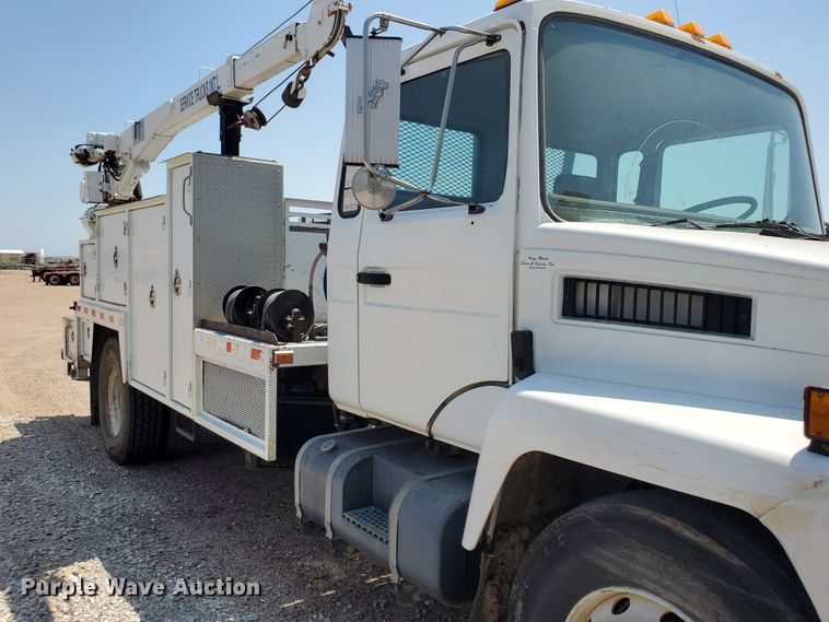 image for item DD0381 2001 Mack CS  service truck with crane