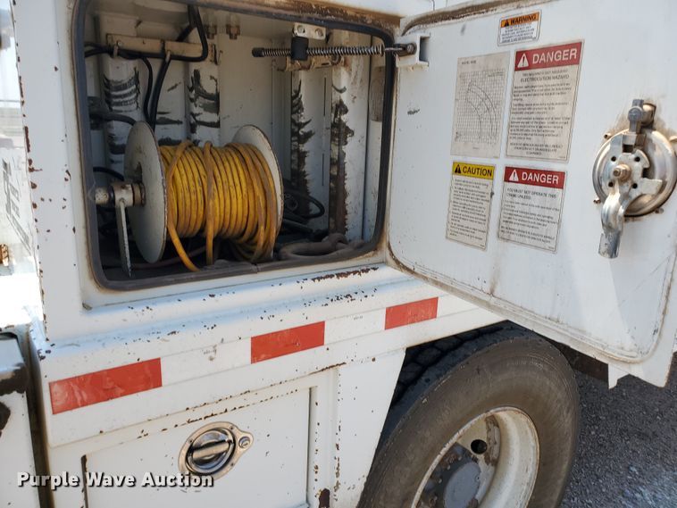 image for item DD0381 2001 Mack CS  service truck with crane