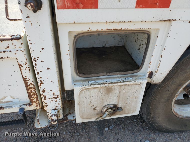 image for item DD0381 2001 Mack CS  service truck with crane