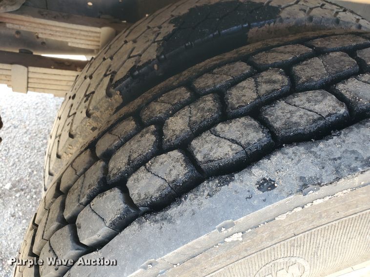 image for item DD0381 2001 Mack CS  service truck with crane