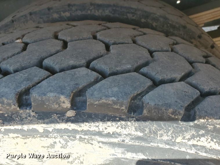 image for item DD0381 2001 Mack CS  service truck with crane