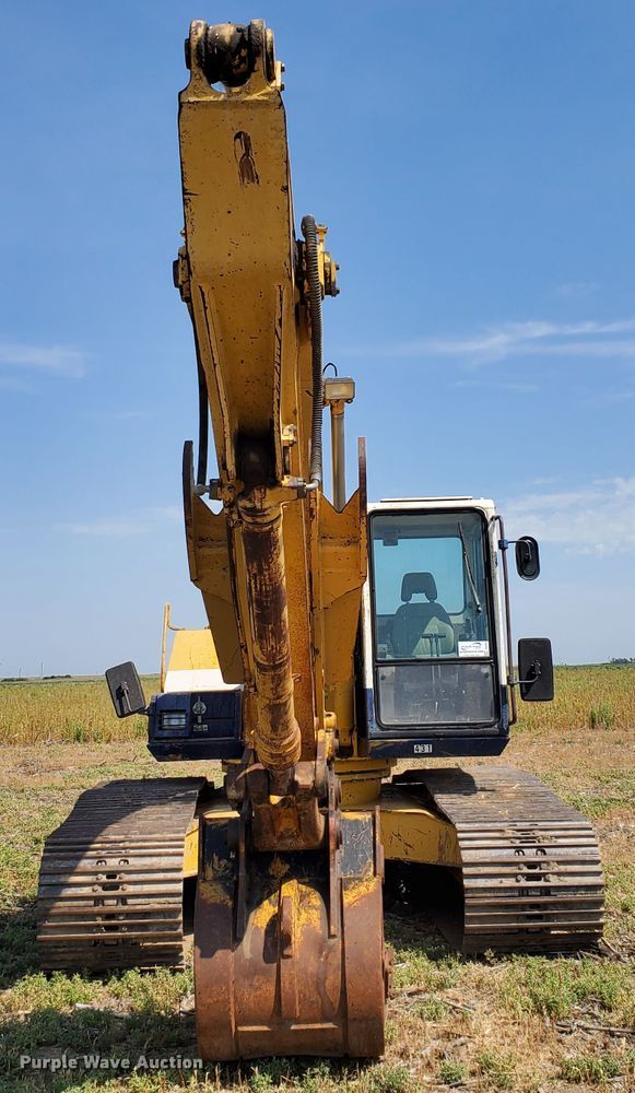 image for item DD0384 1992 Komatsu PC200LC-5  excavator