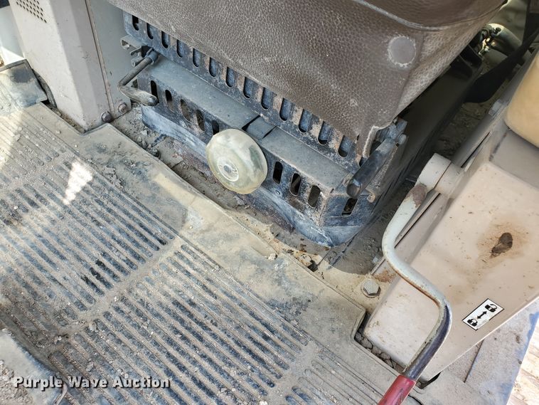 image for item DD0384 1992 Komatsu PC200LC-5  excavator