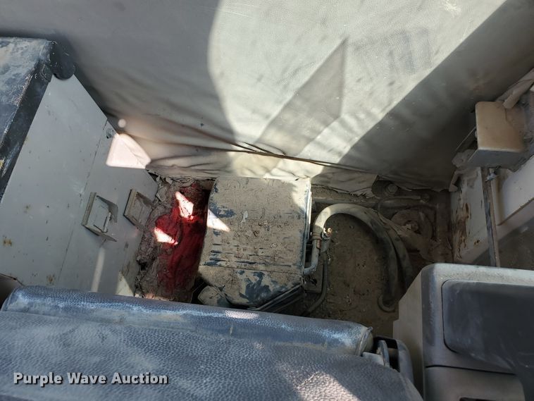 image for item DD0384 1992 Komatsu PC200LC-5  excavator