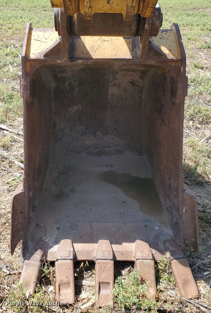 image for item DD0384 1992 Komatsu PC200LC-5  excavator