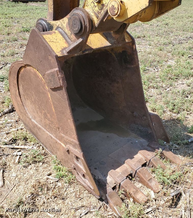 image for item DD0384 1992 Komatsu PC200LC-5  excavator