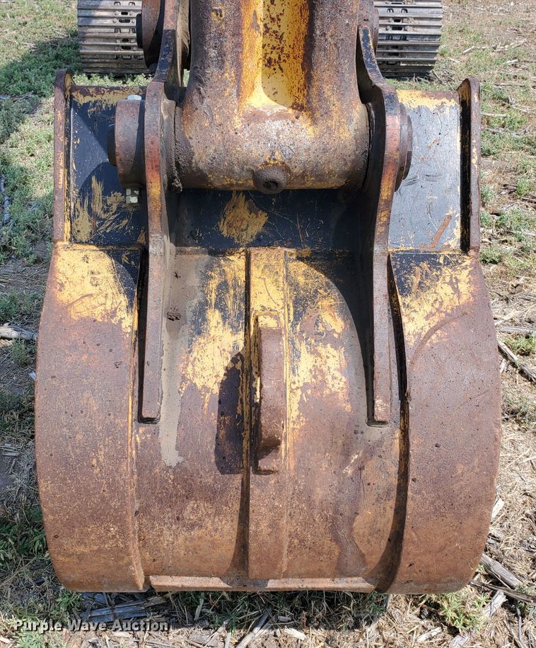 image for item DD0384 1992 Komatsu PC200LC-5  excavator