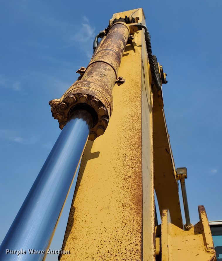 image for item DD0384 1992 Komatsu PC200LC-5  excavator