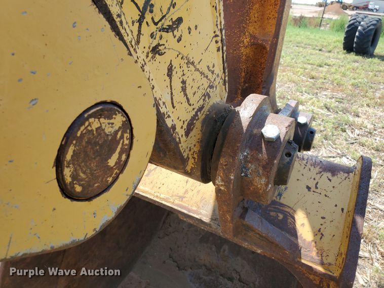 image for item DD0384 1992 Komatsu PC200LC-5  excavator